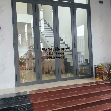 Thi Công Cửa Chính Với Chất Liệu Nhôm XingFa